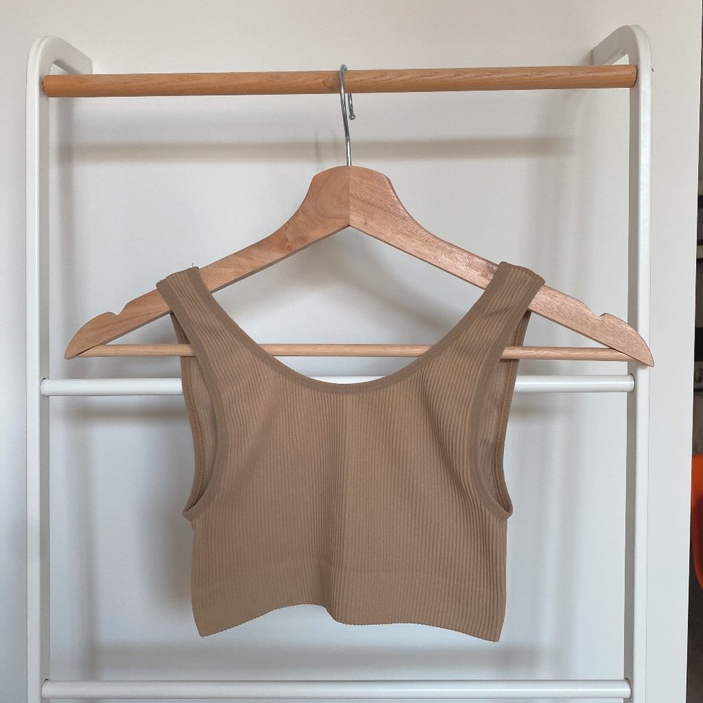 Aritzia Sunday Best SEAMLESS RIBBED BRA TOP (Camel)